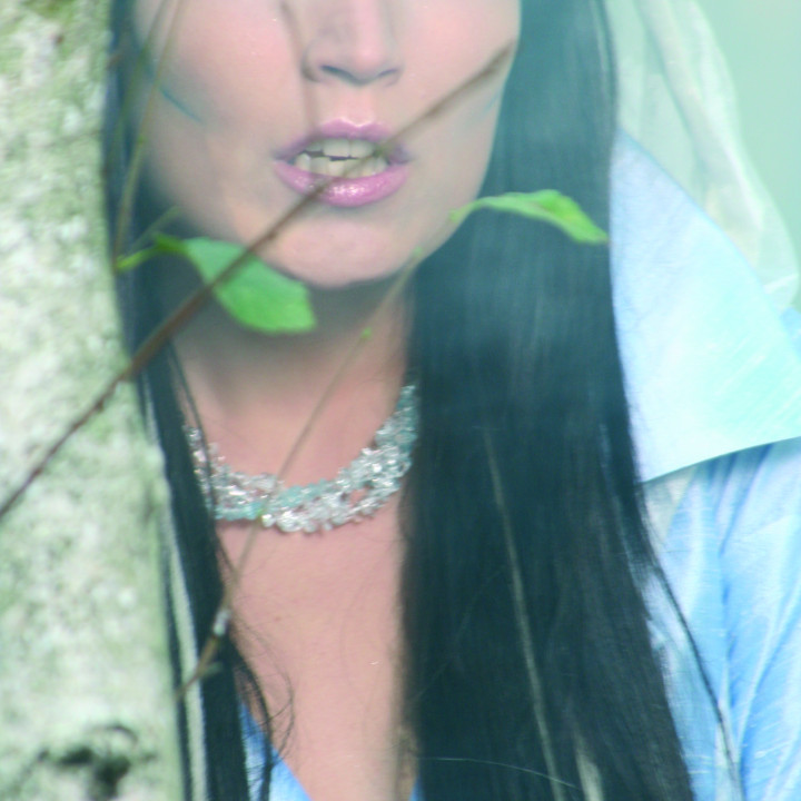 tarja_iwalkalonevideo_foto1_300cmyk.jpg