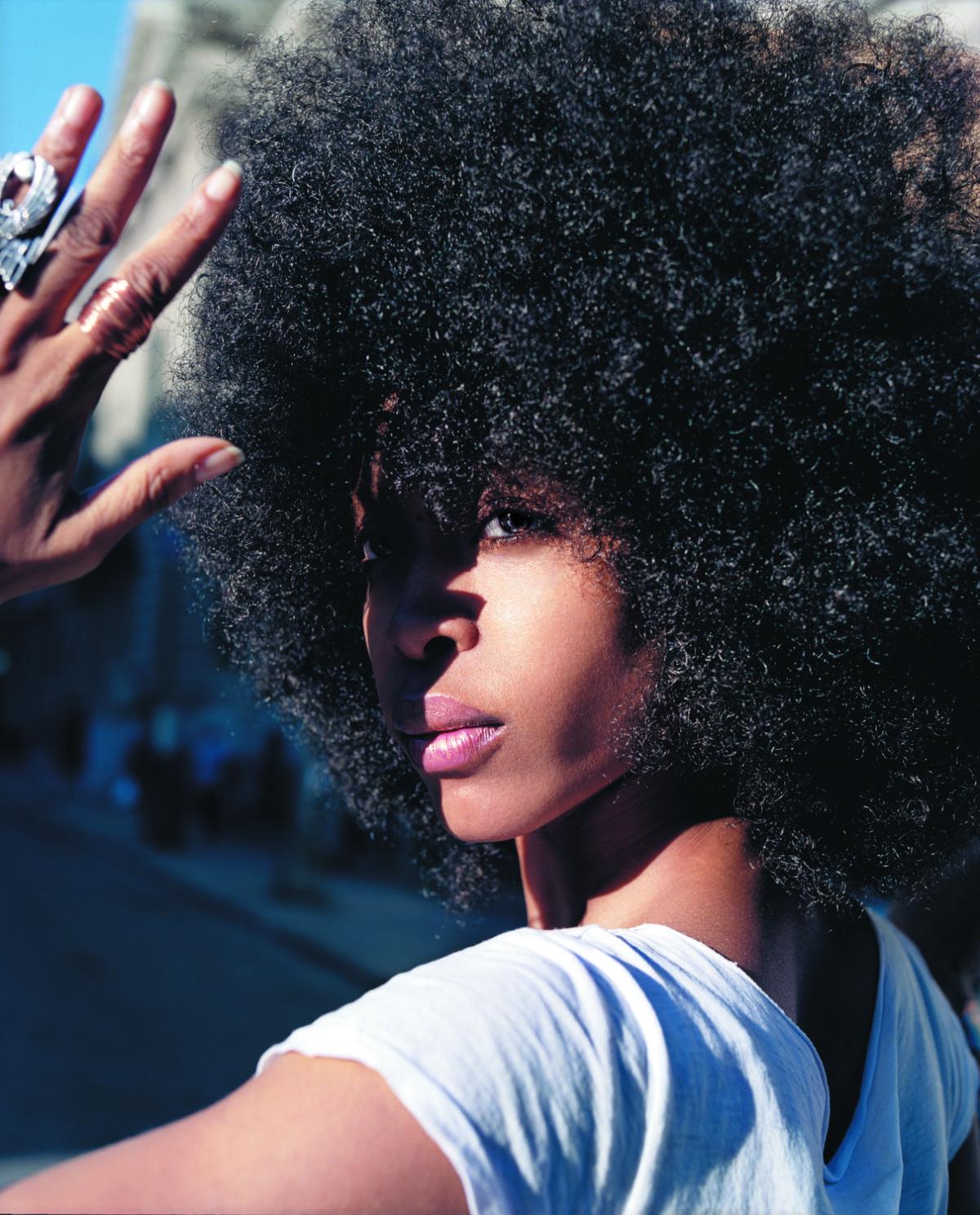 erykahbadu_worldwideunderground_album_foto1_300cmyk.jpg