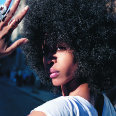 erykahbadu_worldwideunderground_album_foto1_300cmyk.jpg