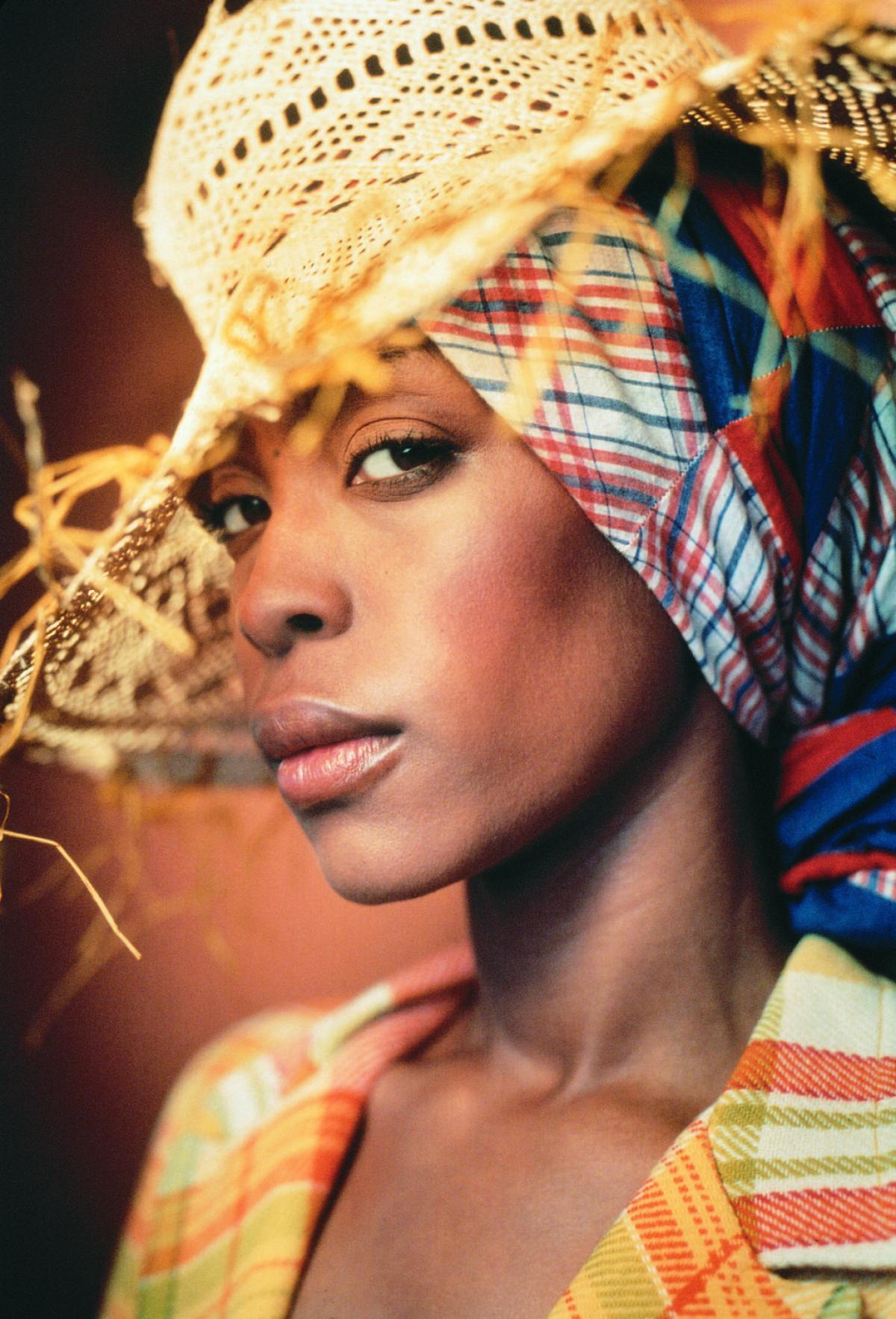 erykahbadu_worldwideunderground_album_foto2_300cmyk.jpg