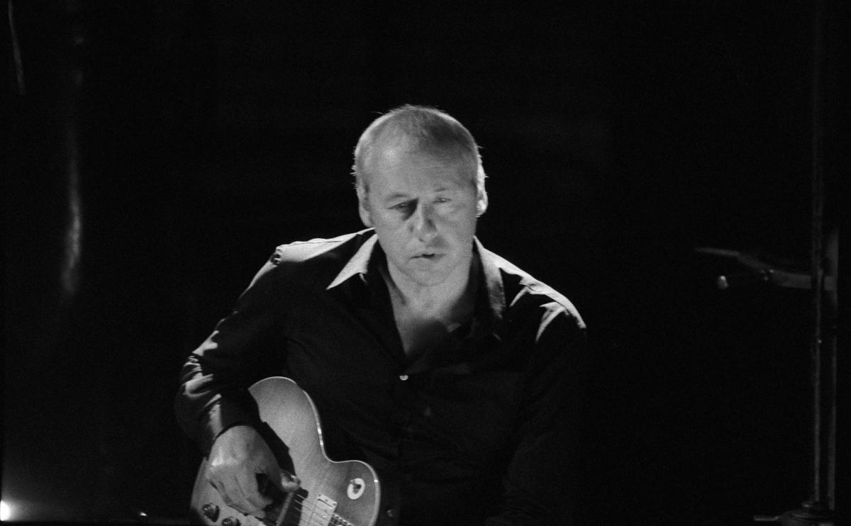 markknopfler_20030225_800152.jpg