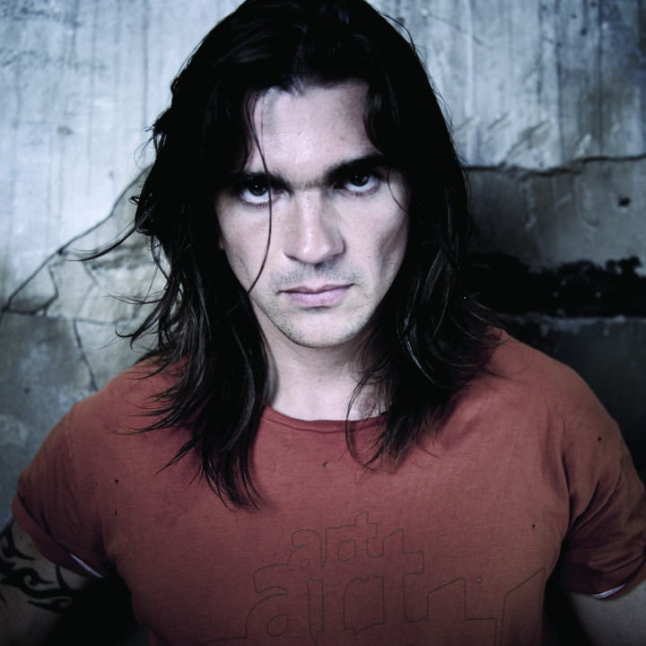 Juanes_Mi Sangre_photo1_300CMYK.jpg