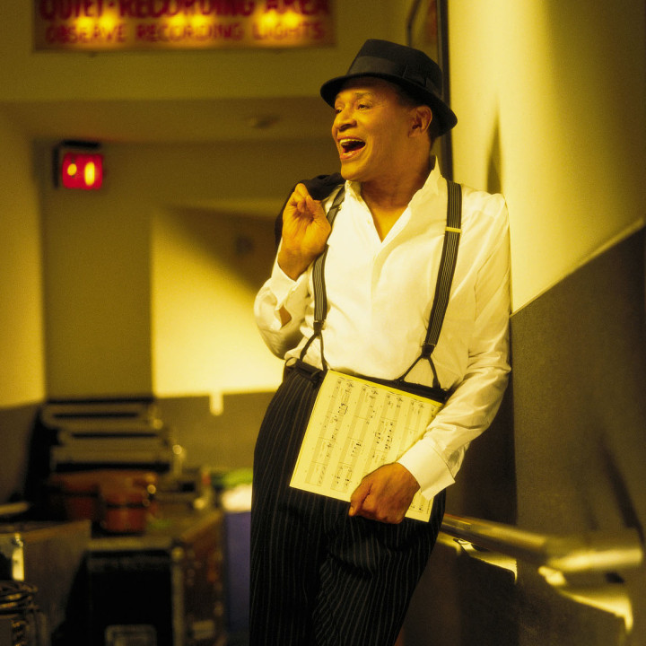 Al JArreau an eine Wand gelehnt