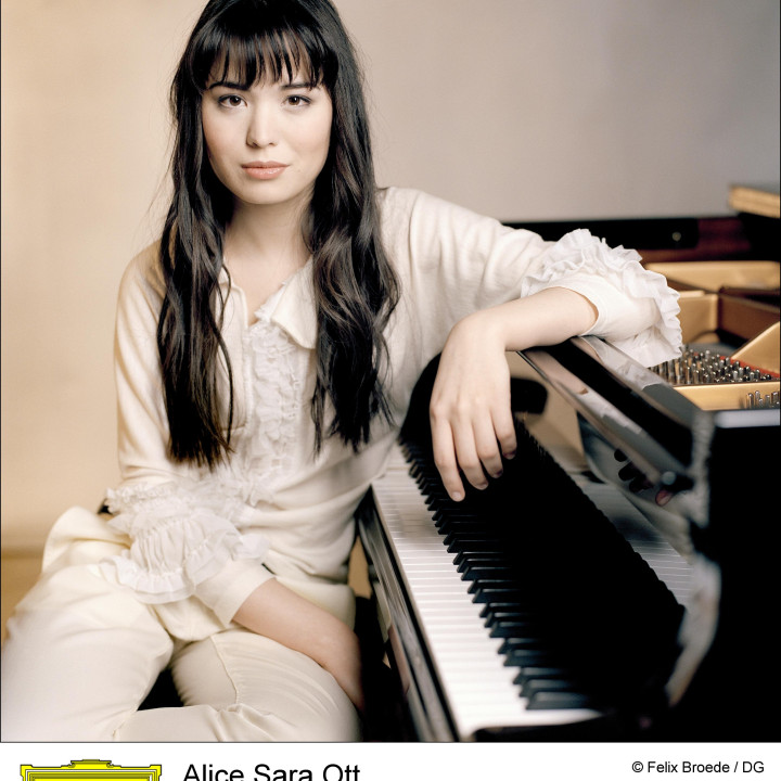 Alice_Sara_Ott_Liszt_2008_Felix Broede_4