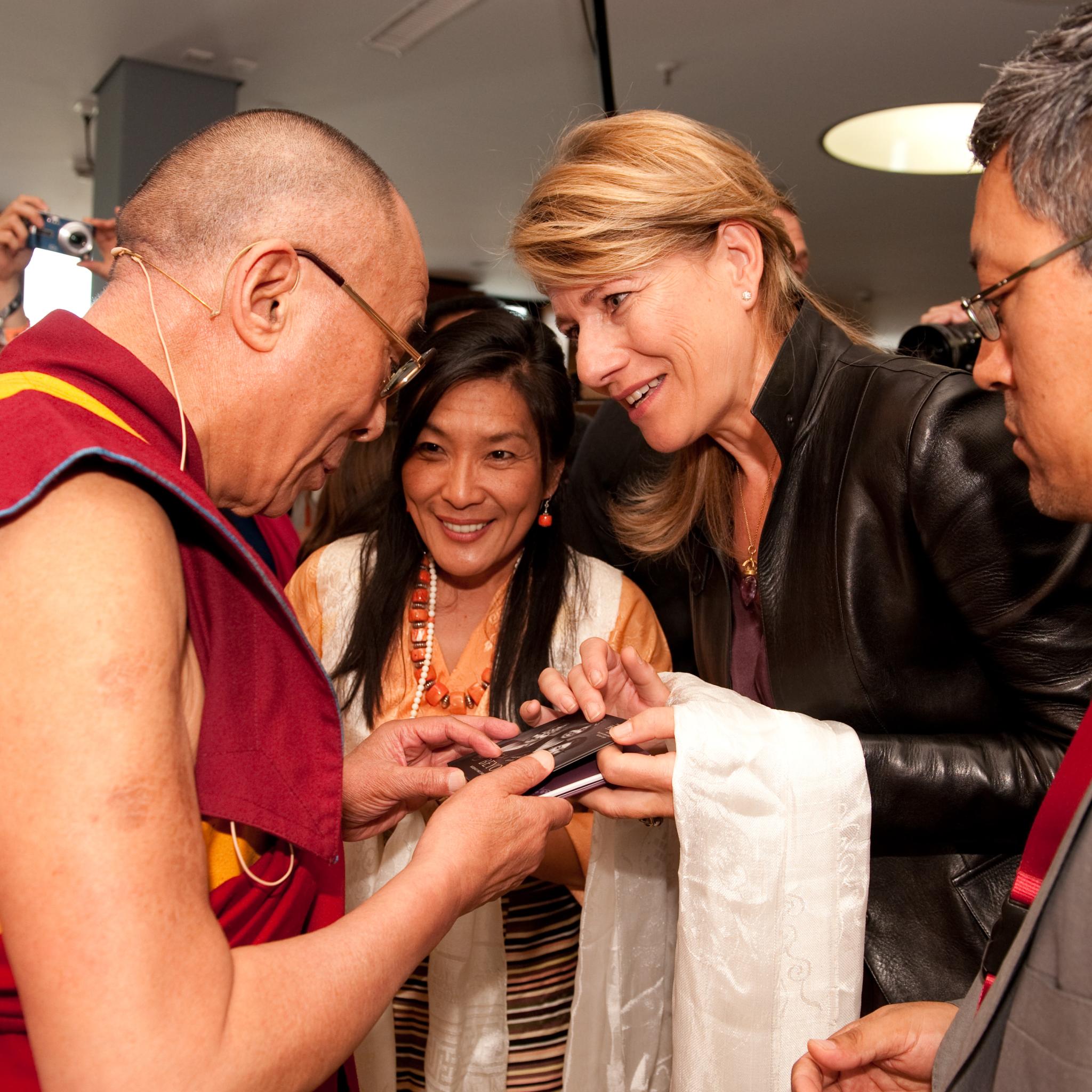 Bei der feierlichen Übergabe der BEYOND-CD an Seine Heiligkeit den Dalai Lama bei der Audienz am 1. August 2009 in Frankfurt © Manuel Bauer