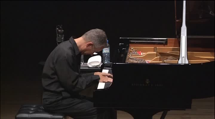 Keith Jarrett 2002 solo in der Metropolitan Festival Hall, Tokyo. In kompletter Länge Teil der DVD „Tokyo Solo“.