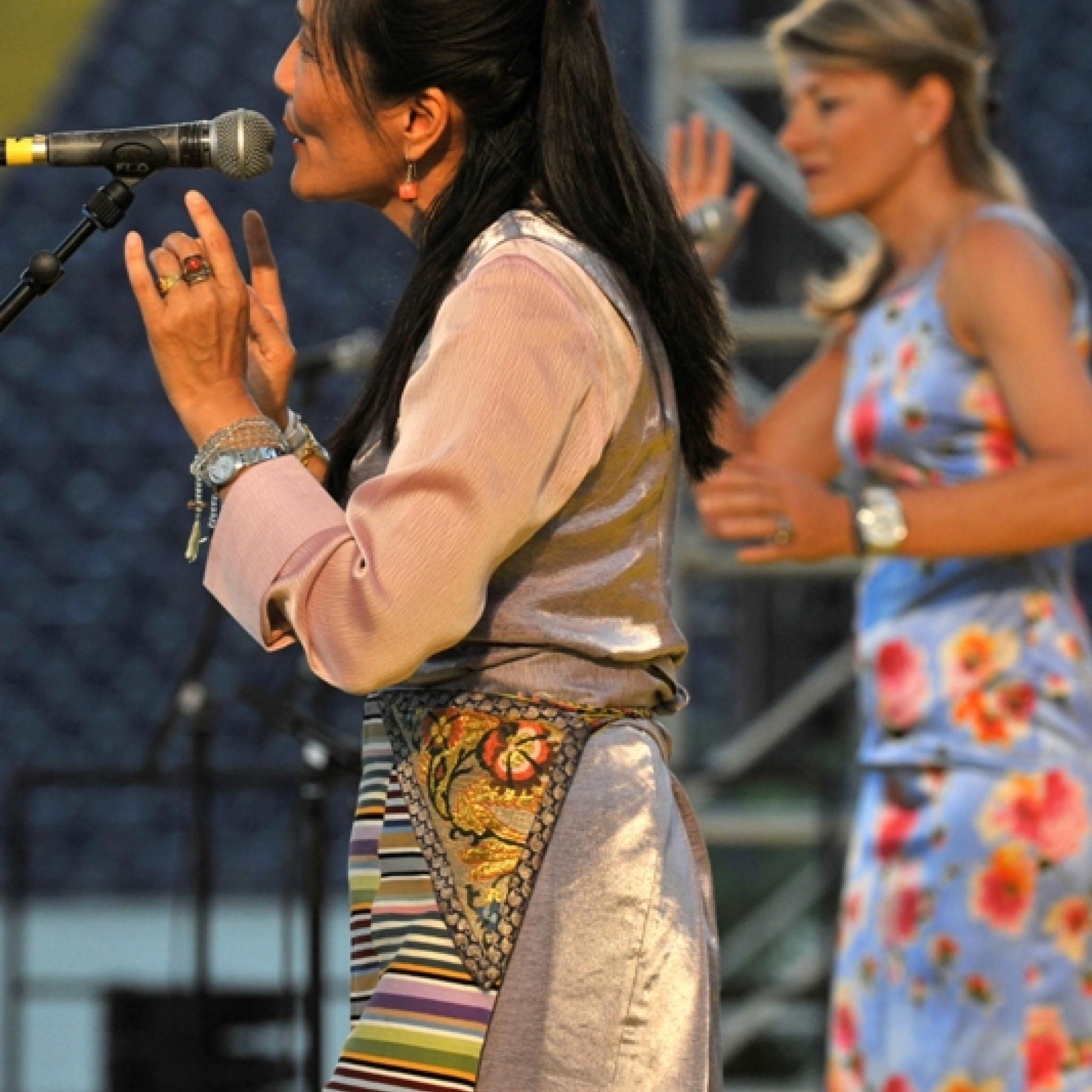 Dechen Shak Dagsay und Regula Curti bei ihrem Liveauftritt bei "Songs For Dalai Lama" in der Frankfurter Commerzbank Arena am 1. August 2009 © Tamara v. Rechenberg