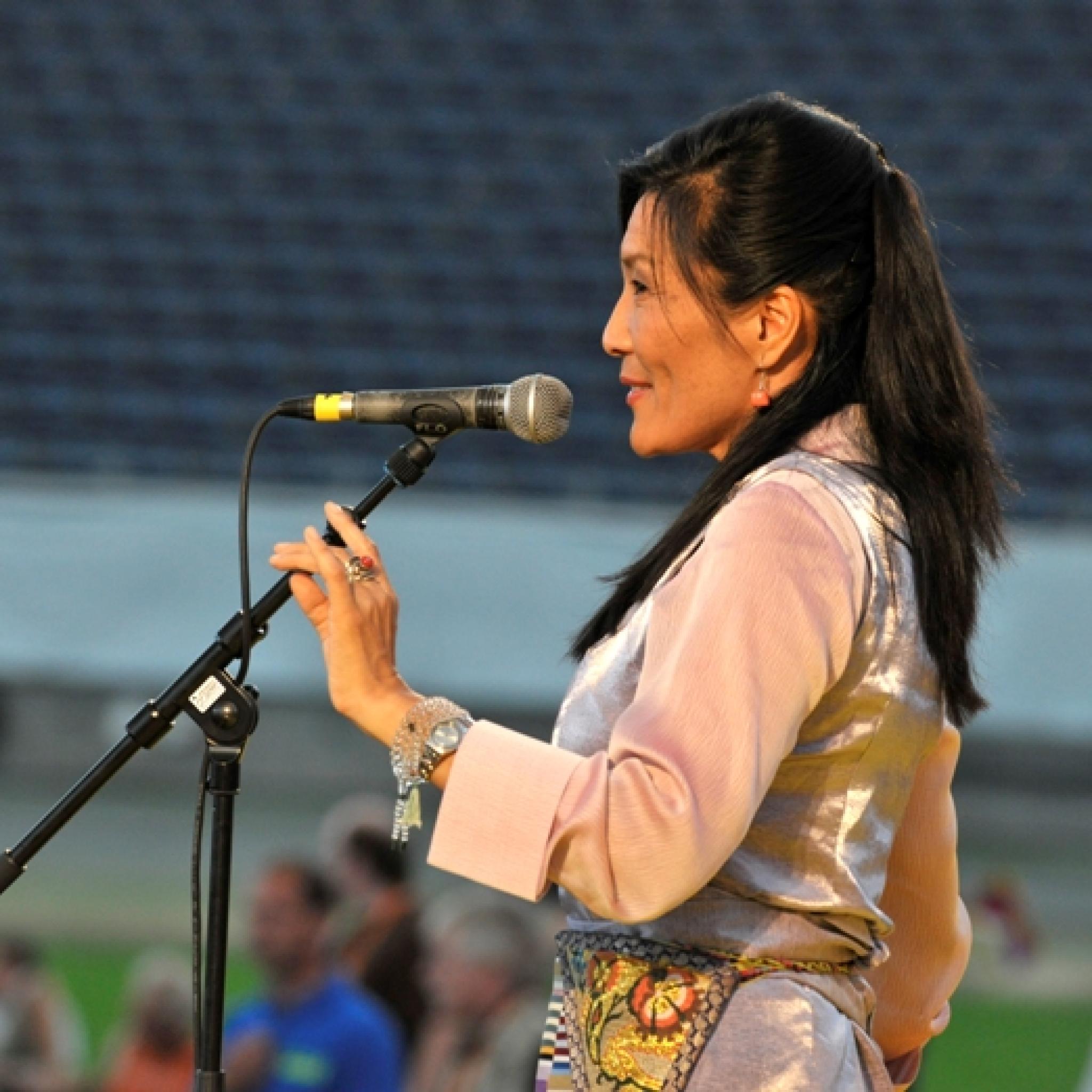 Dechen Shak-Dagsay bei ihrem   Liveauftritt bei "Songs For Dalai Lama" in der Frankfurter Commerzbank Arena am 1. August 2009 © Tamara v. Rechenberg