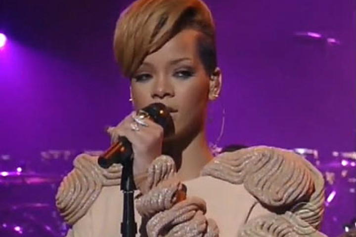 Rihanna - Russian Roulette (Live On Letterman 2009) 