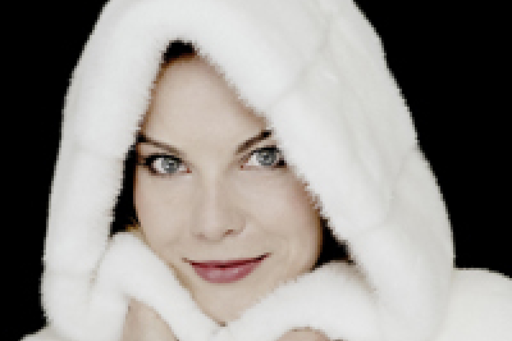 Elīna Garanča im Kapuzenpelzmantel ©Felix Broede / Deutsche Grammophon