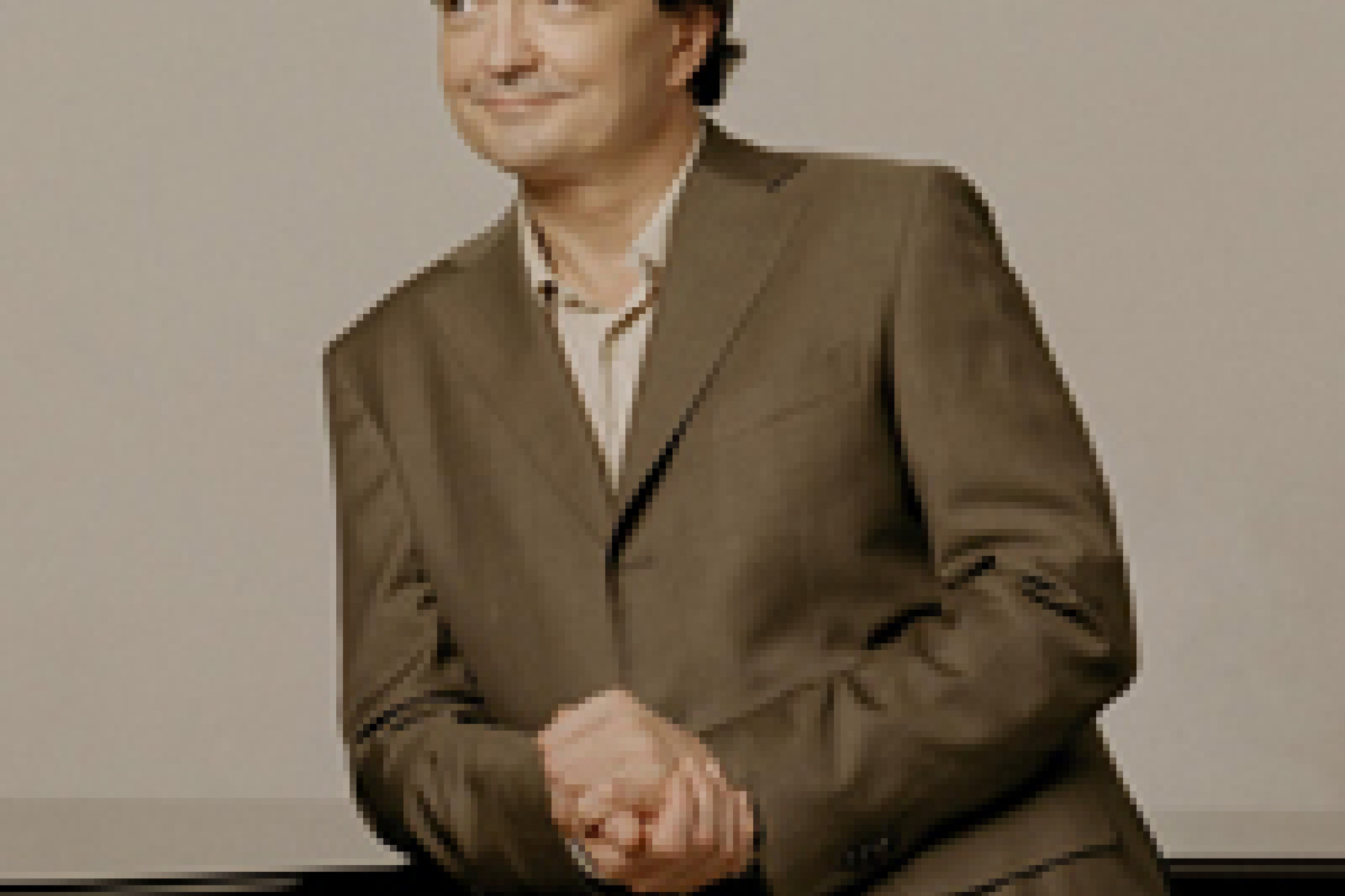 Pierre-Laurent Aimard vor einem Flügel ©Felix Broede / Deutsche Grammophon