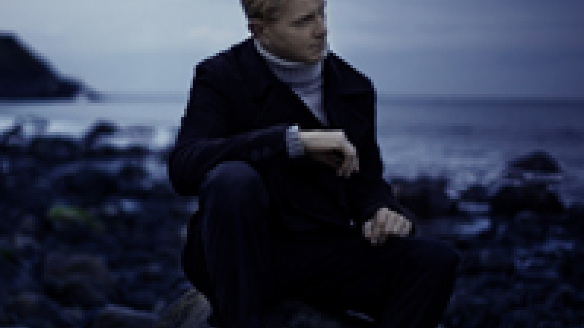Max Raabe allein am Strand. Shooting zum neuen Album "Übers Meer" © Olaf Heine