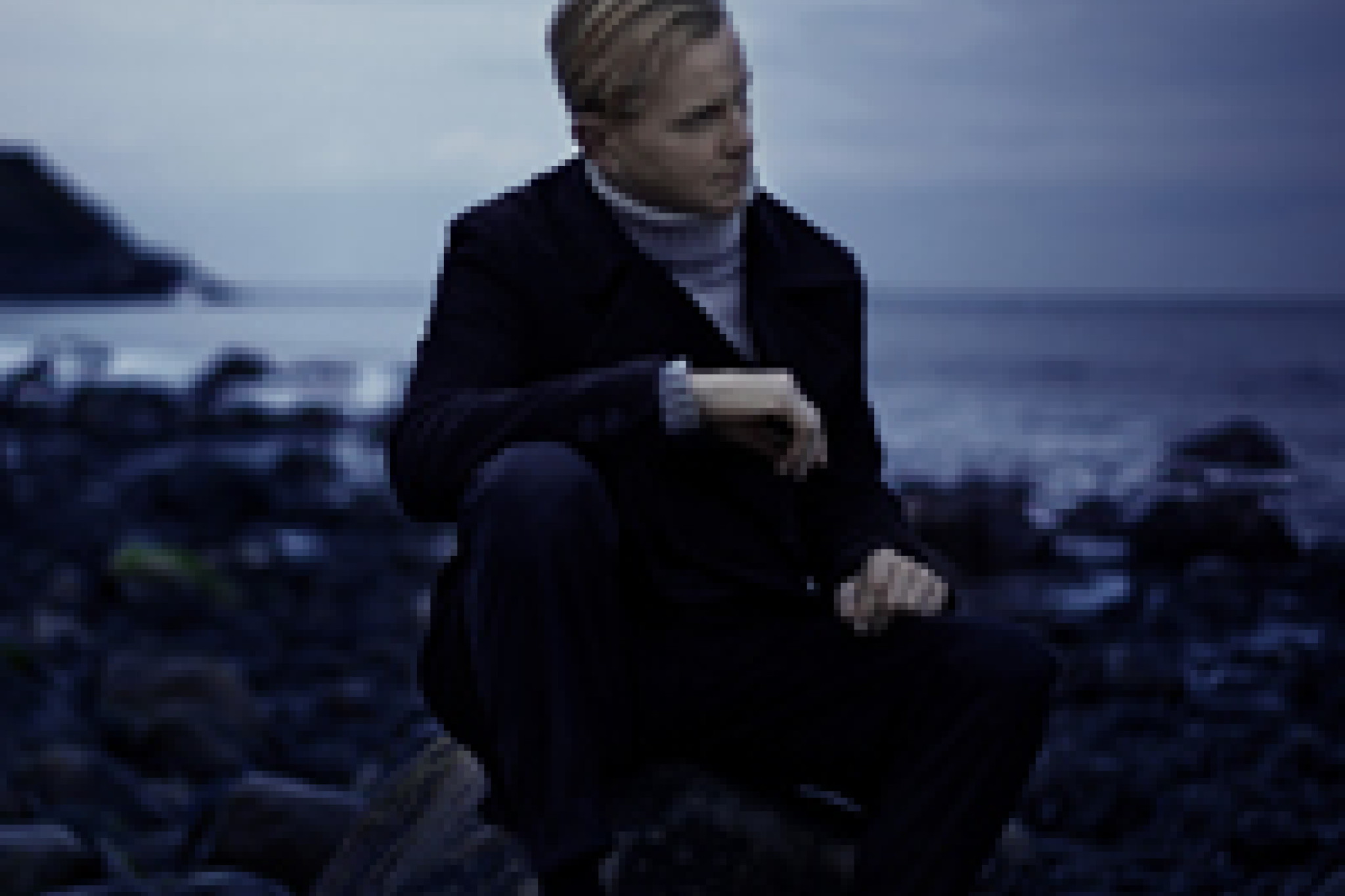 Max Raabe allein am Strand. Shooting zum neuen Album "Übers Meer" © Olaf Heine