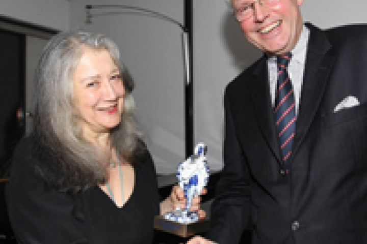 Christoph Schulz verleiht Martha Argerich den NORD LB Artist Award 2009 © Agentur SHübner
