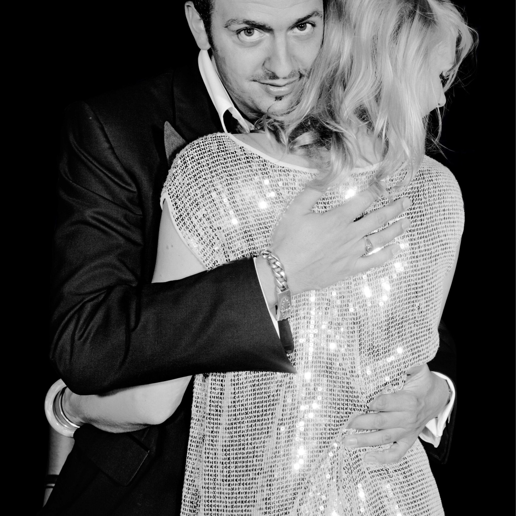 Till embracing girl bw Foto Michel Haddi