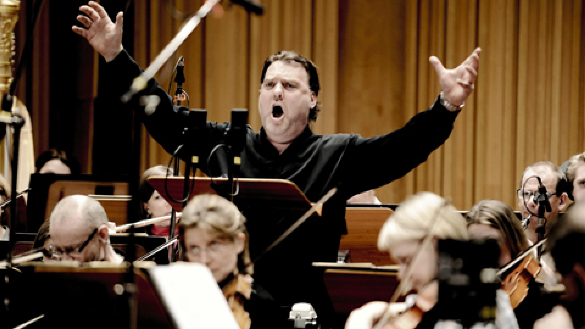 Bryn Terfel with Orchestra © Mat Hennek