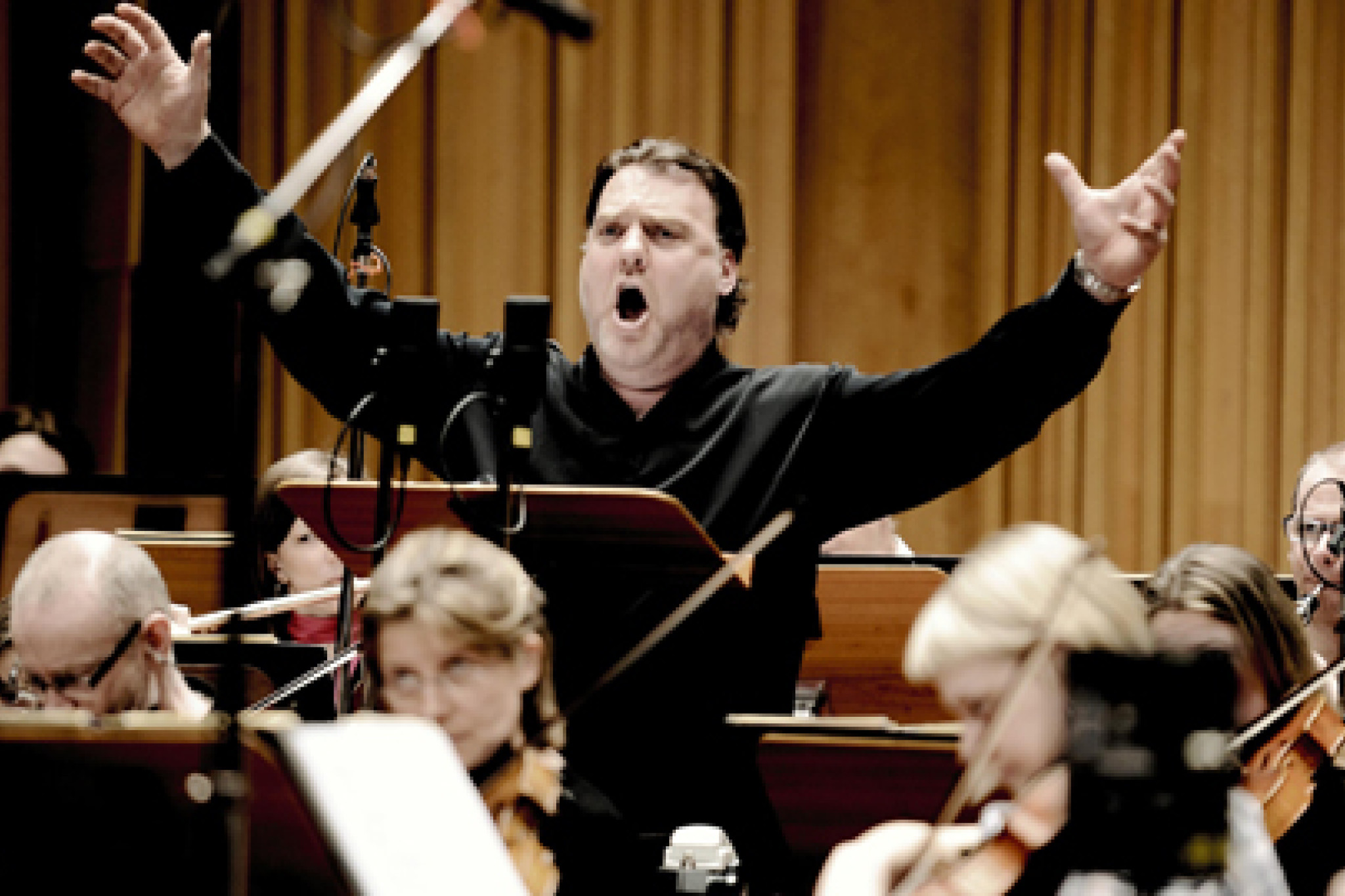 Bryn Terfel with Orchestra © Mat Hennek