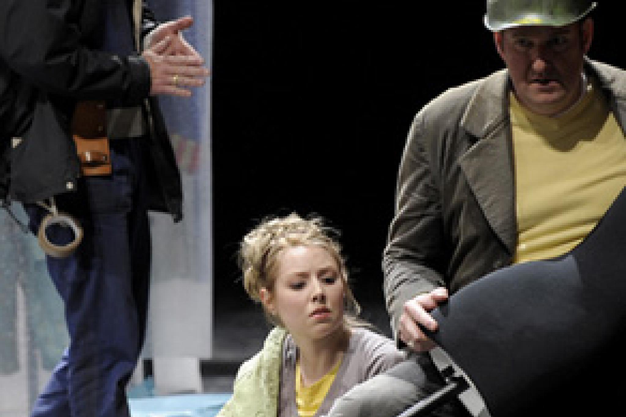 Fidelio - vlnr: Jaquino: Christoph Späth, Marzelline: Maureen McKay, Rocco: Jens Larsen Credit: Monika Rittershaus