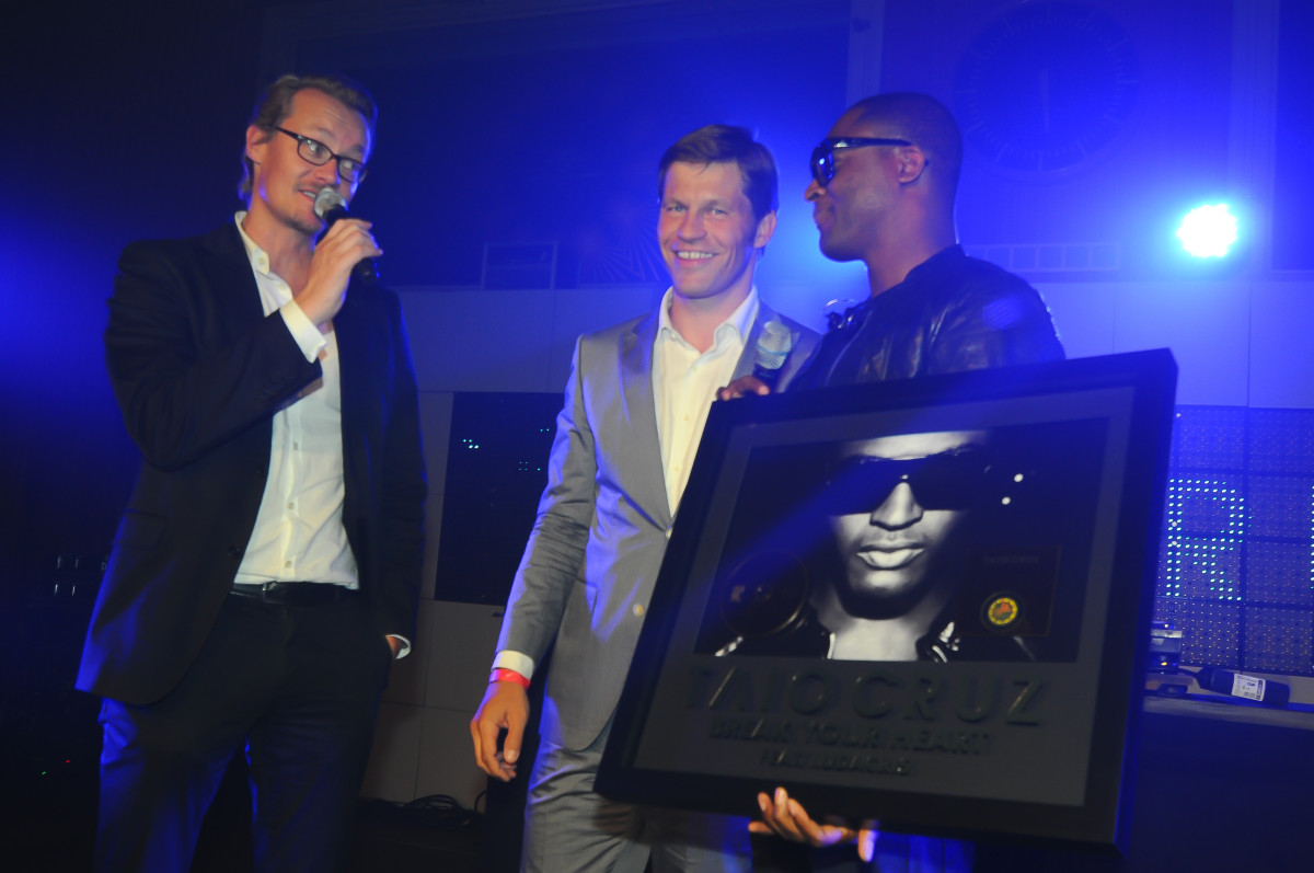 Universal Music überreicht den Gold Award an Taio Cruz
