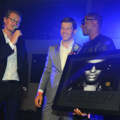 Universal Music überreicht den Gold Award an Taio Cruz