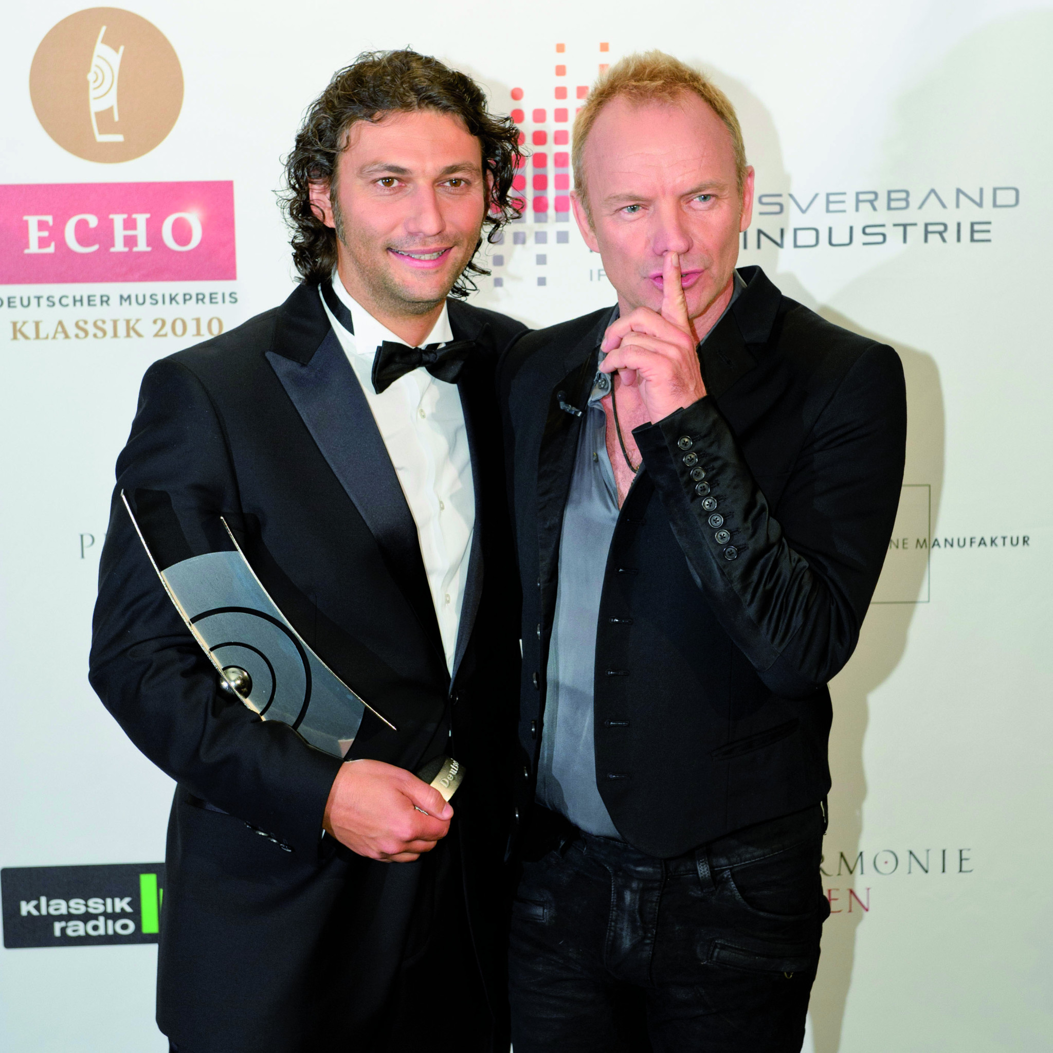 Sting und Jonas Kaufmann mit dem ECHO Klassik 2010 © Stefan Höderath
