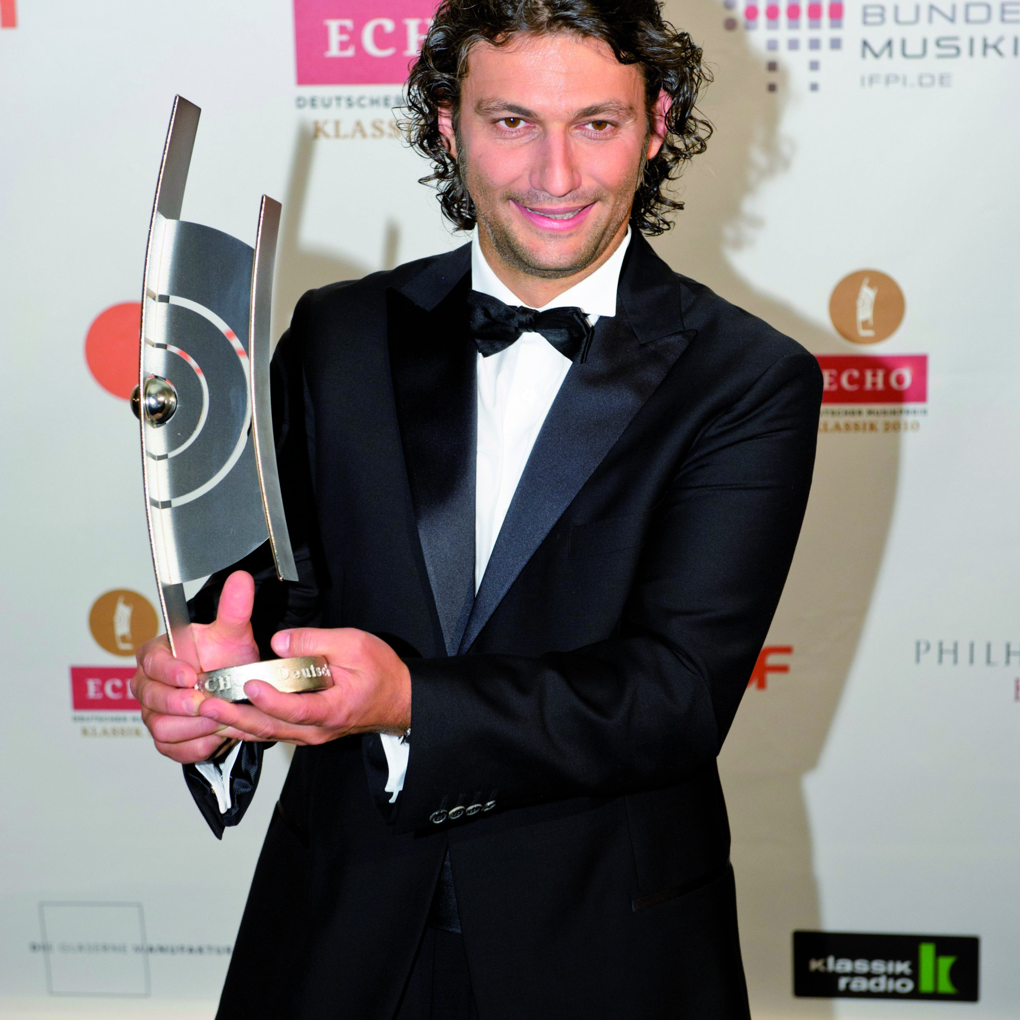 Jonas Kaufmann mit dem ECHO Klassik 2010 © Stefan Höderath