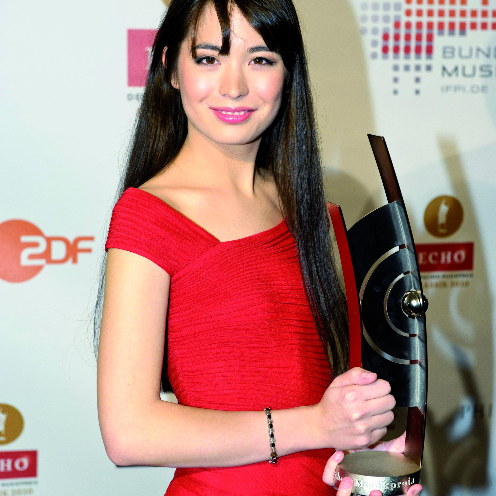 Alice Sara Ott mit dem ECHO Klassik 2010 © Stefan Höderath
