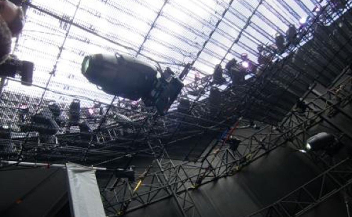 Bon Jovi Tour: Blick von unten auf das Stahlgerüst