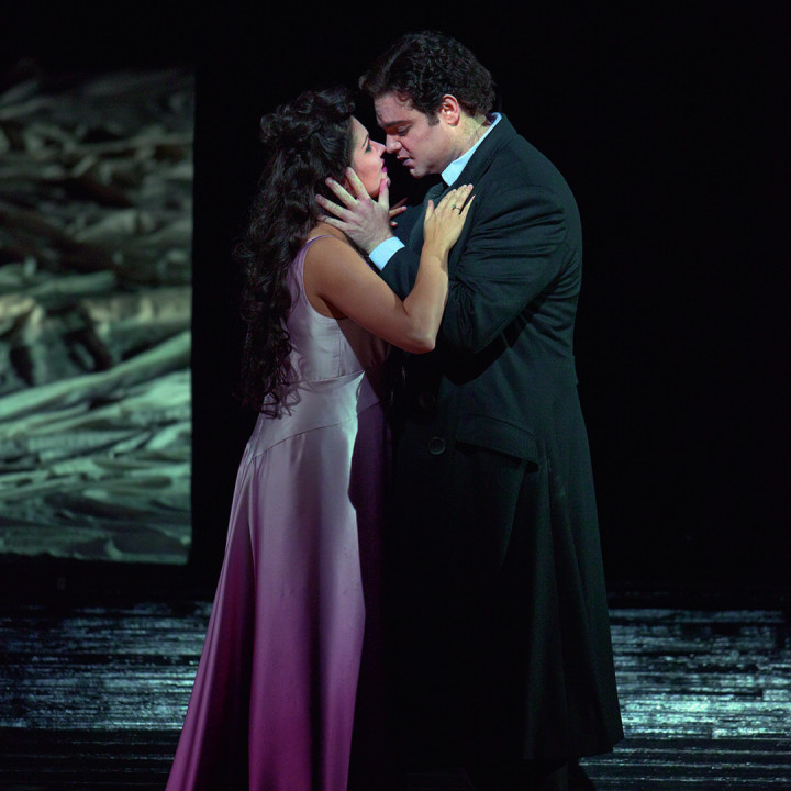 Anna Netrebko (als Antonia) und Joseph Calleja (als Hoffmann) in Les Contes d' Hoffmann, 2009