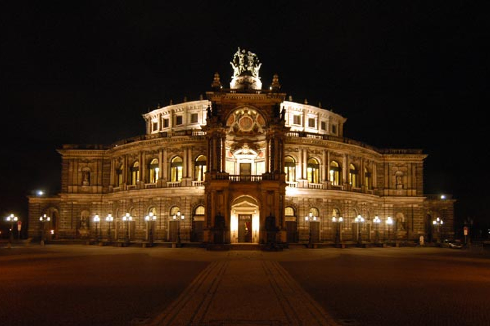 Semperoper bei Nacht