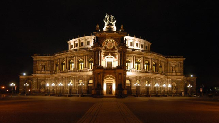 Semperoper bei Nacht