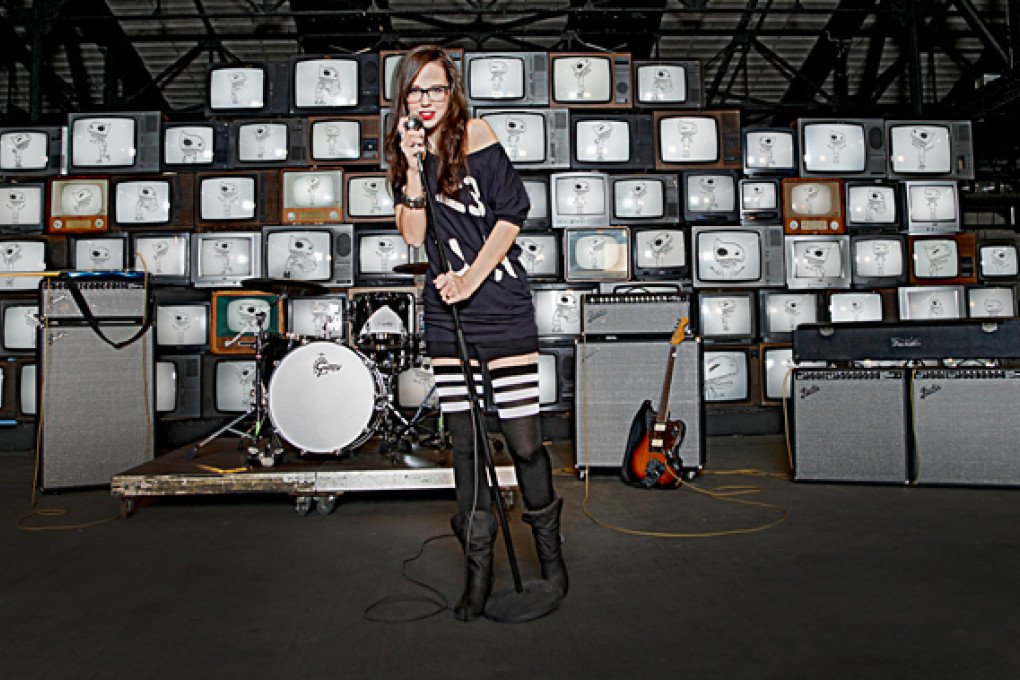Stefanie Heinzmann Diggin in the dirt