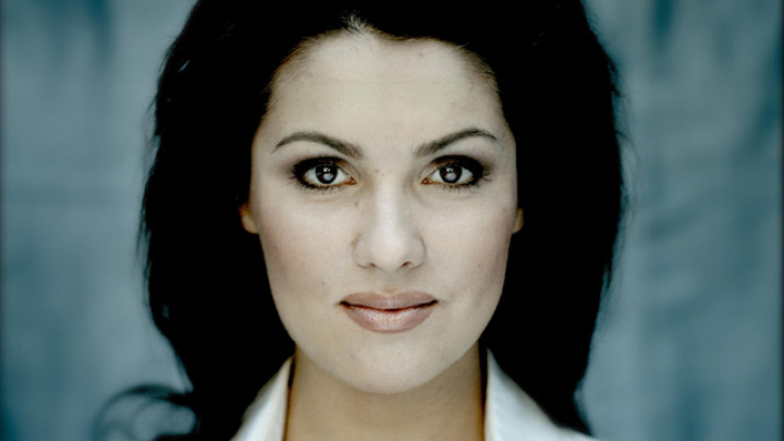 Anna Netrebko 2005 c Mat Hennek / DG