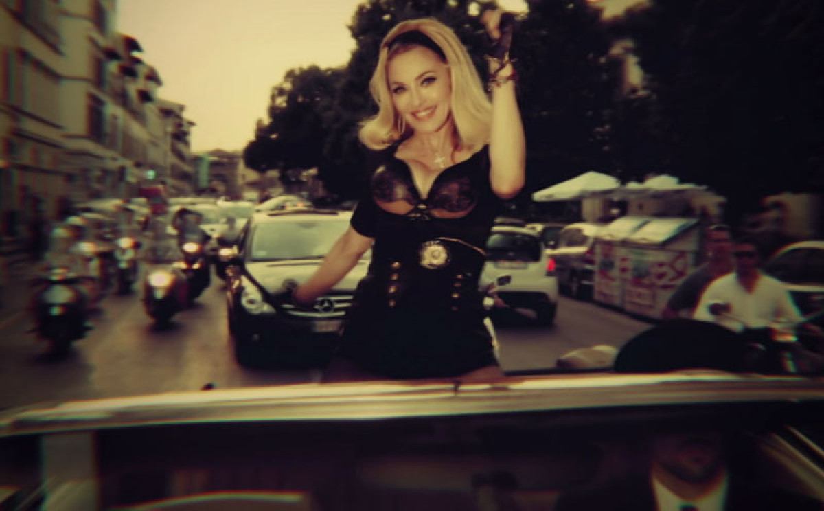 Madonna Videostill Turn up the radio 2