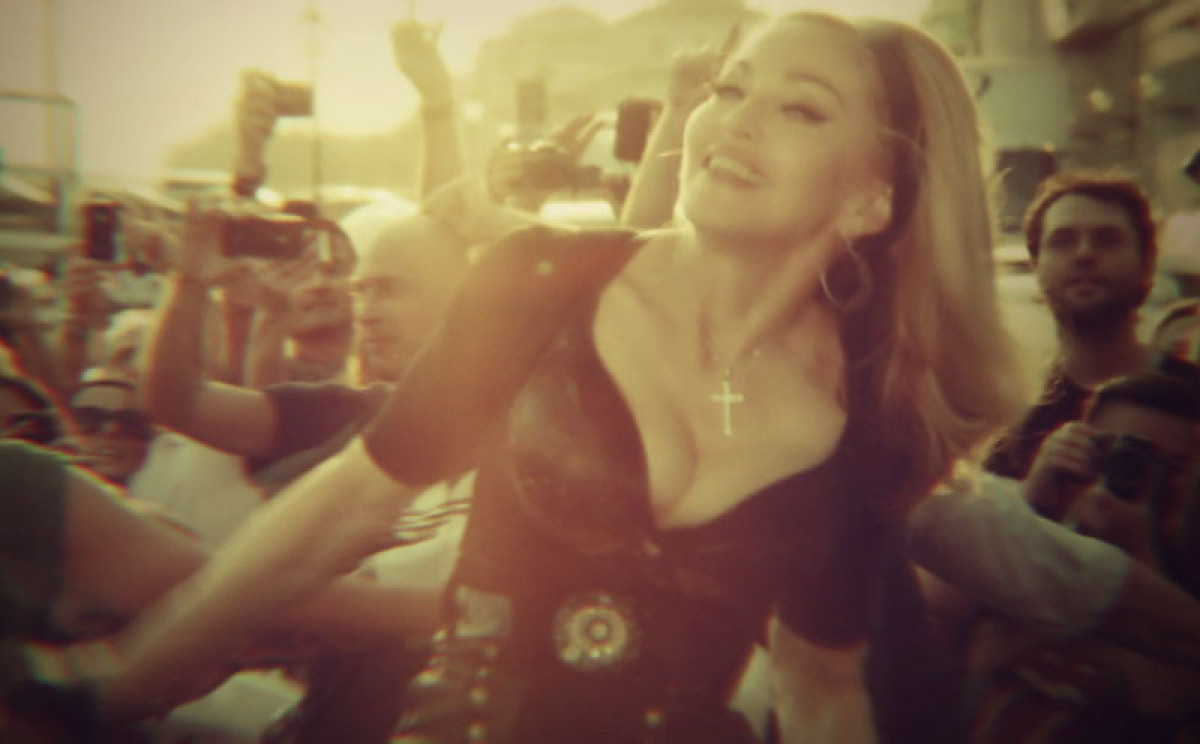 Madonna Videostill Turn up the radio 4