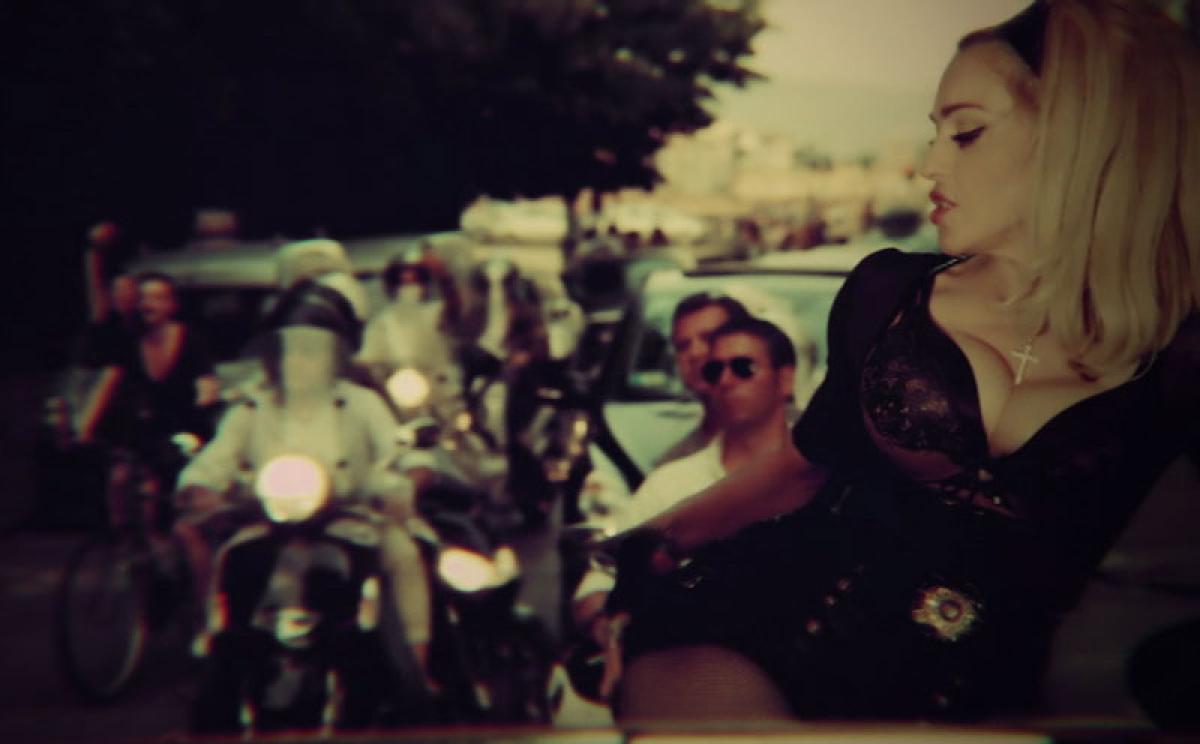Madonna Videostill Turn up the radio 6