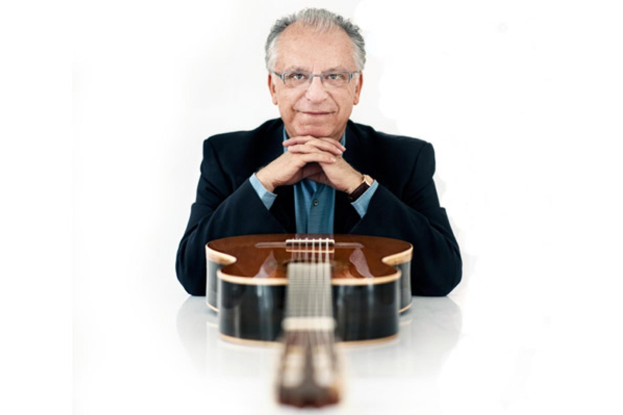 Pepe Romero mit Gitarre
