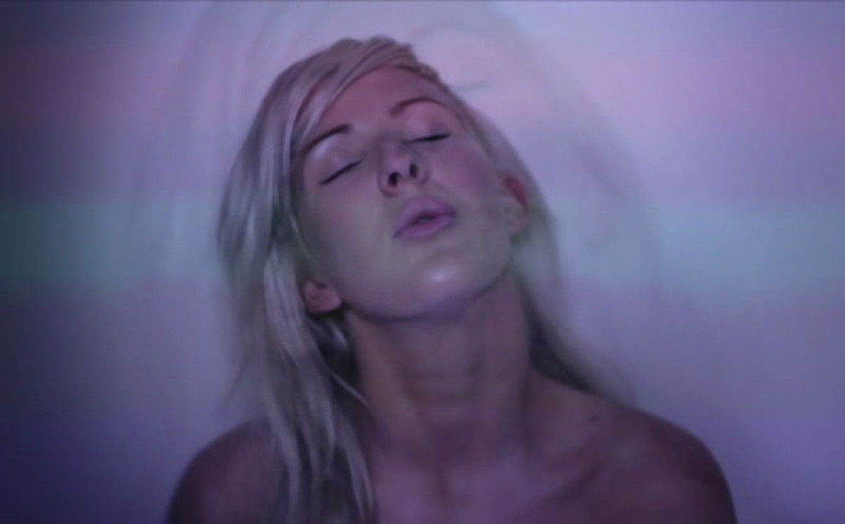 Ellie Goulding Videostill Hanging On 3