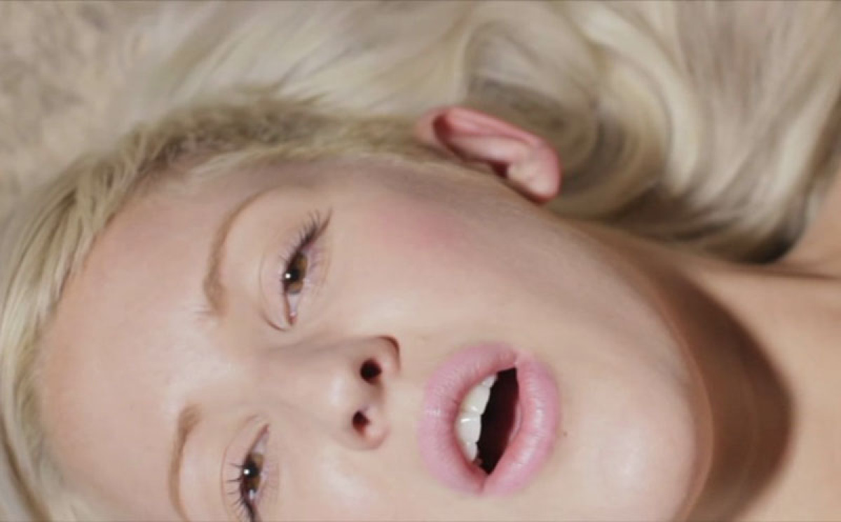 Ellie Goulding Videostill Hanging On 4