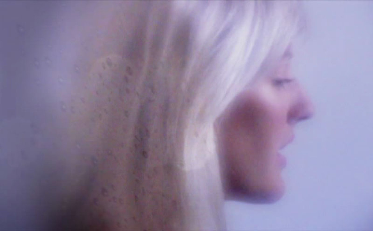 Ellie Goulding Videostill Hanging On 6