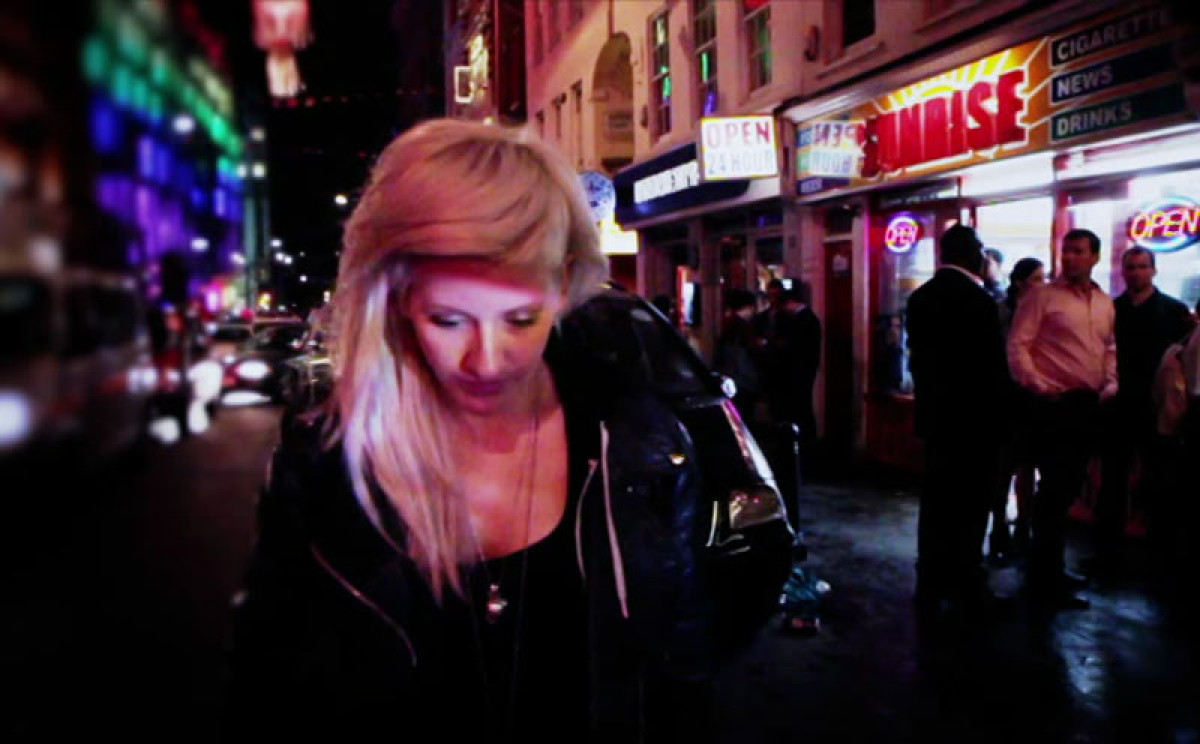 Ellie Goulding Videostill Hanging On 8