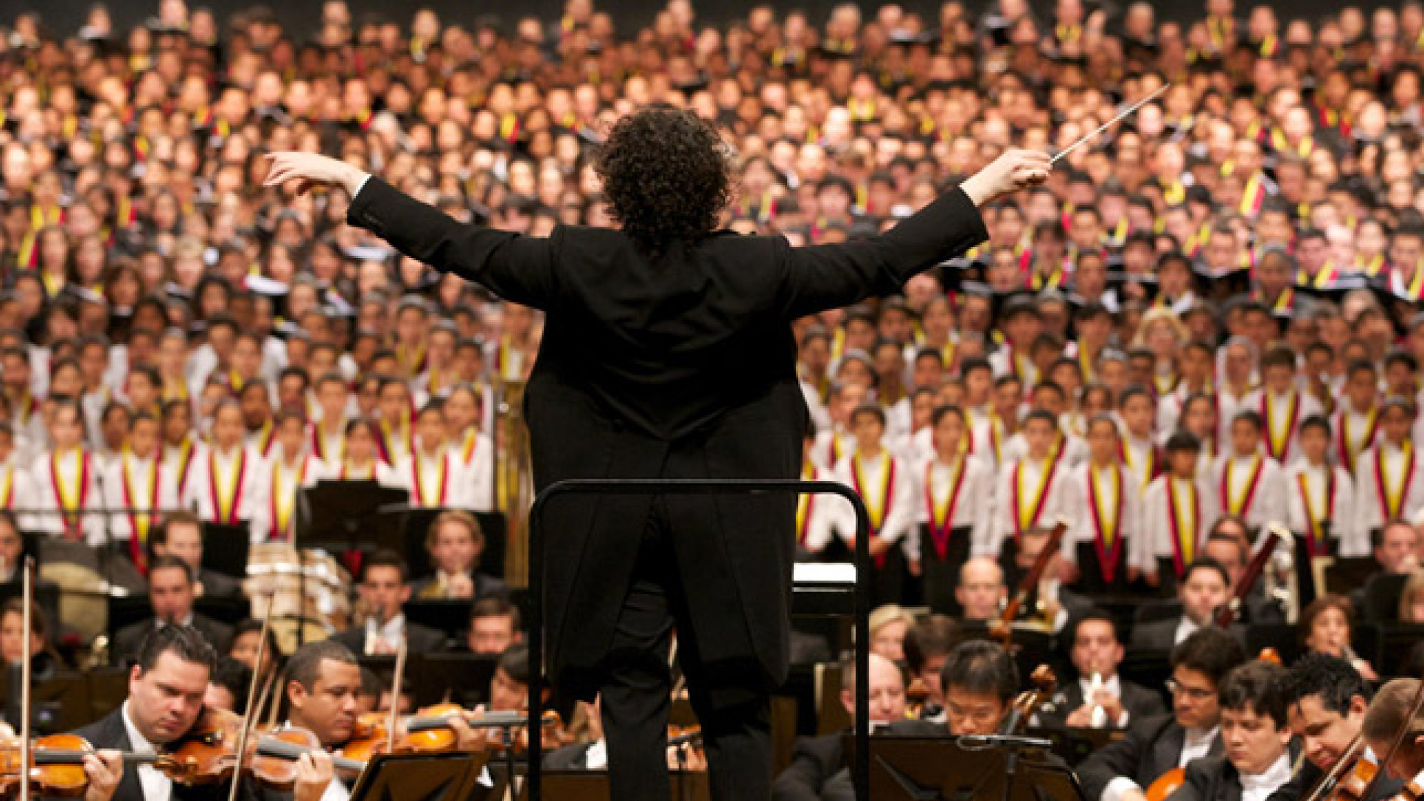 Gustavo Dudamel dirigiert die Symphonie der Tausend