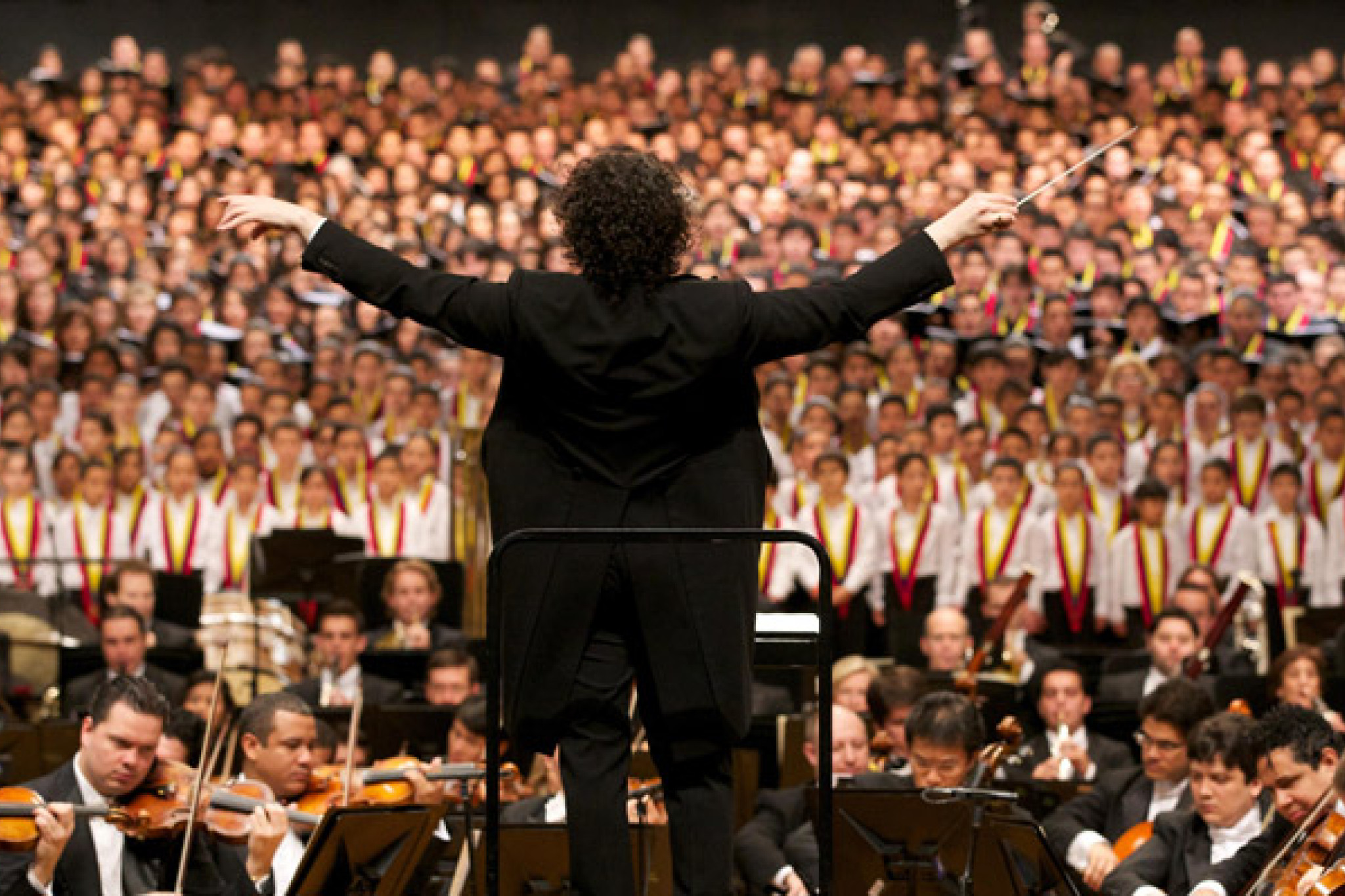Gustavo Dudamel dirigiert die Symphonie der Tausend