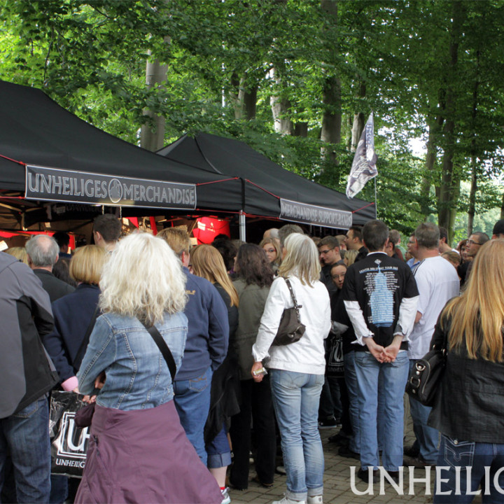 UNHEILIG – ein toller Tag war es in Köln. Wir hatten super Wetter, die Stimmung war bestens, das Lampenfieber hinter der Bühne war groß.