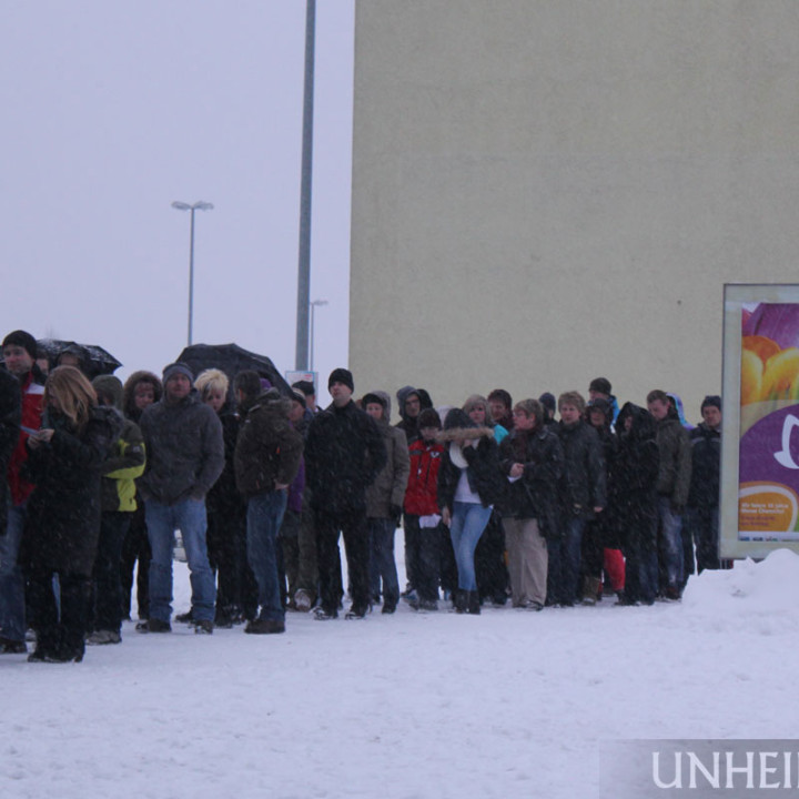 Unheilig – die Fans warteten geduldig draußen im Schnee