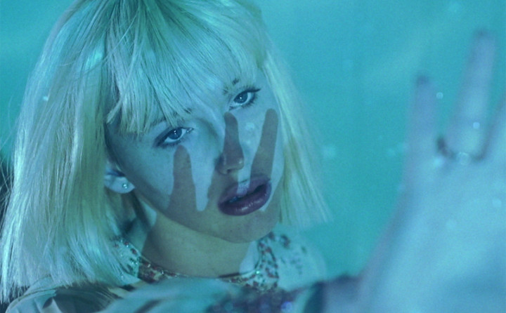 Warte auf mich auf dem Grund des Swimmingpools