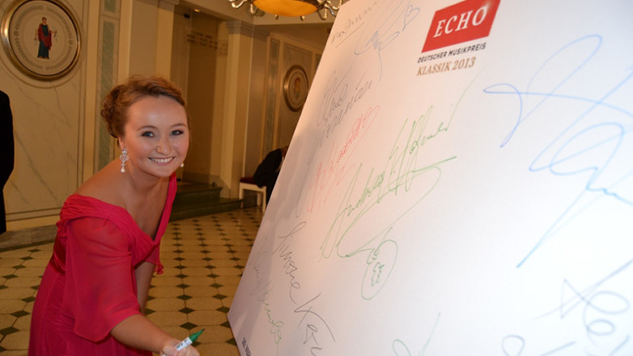 Julia Lezhneva signiert die Leinwand für "Ein Herz für Kinder"