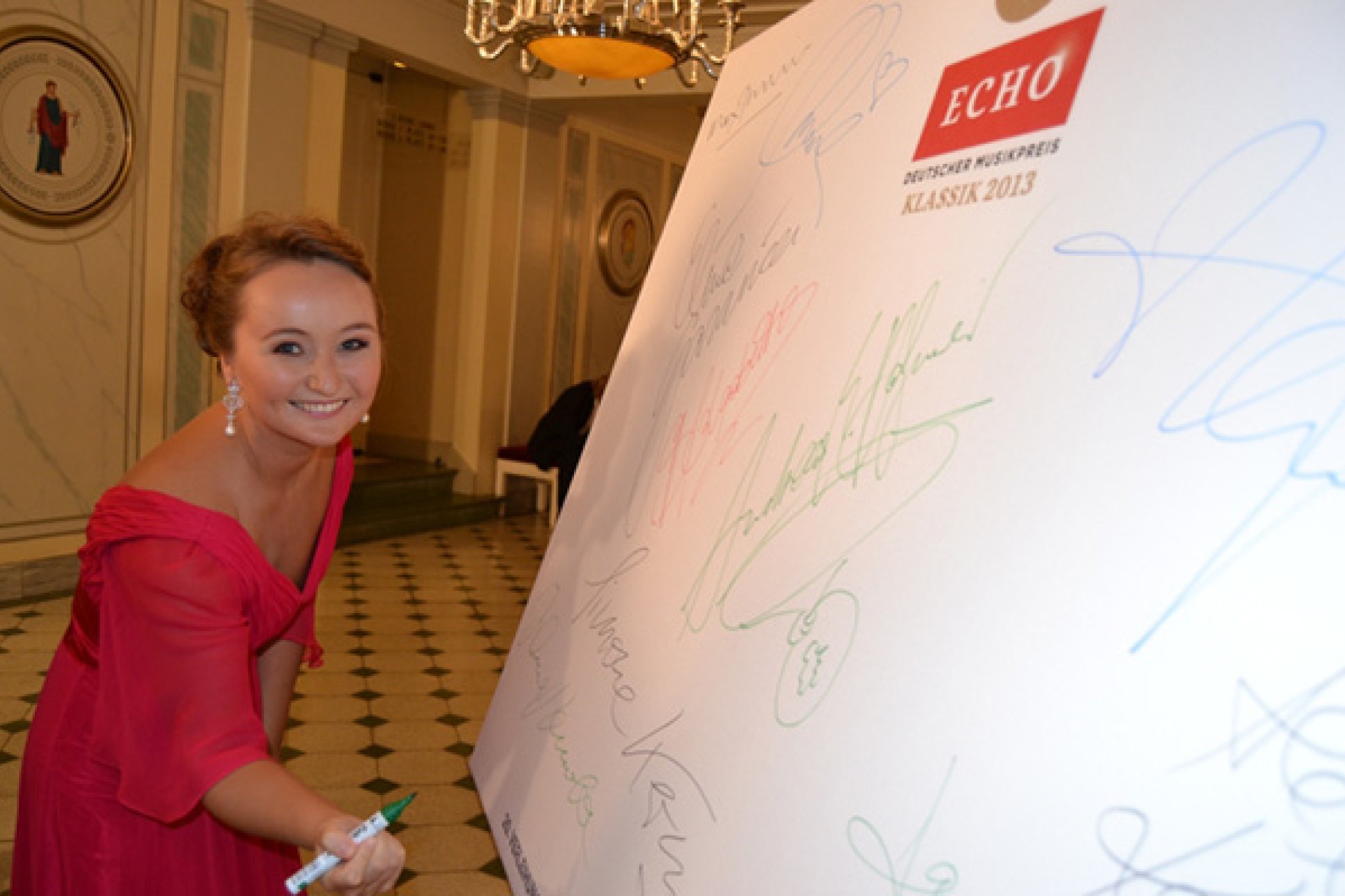 Julia Lezhneva signiert die Leinwand für "Ein Herz für Kinder"