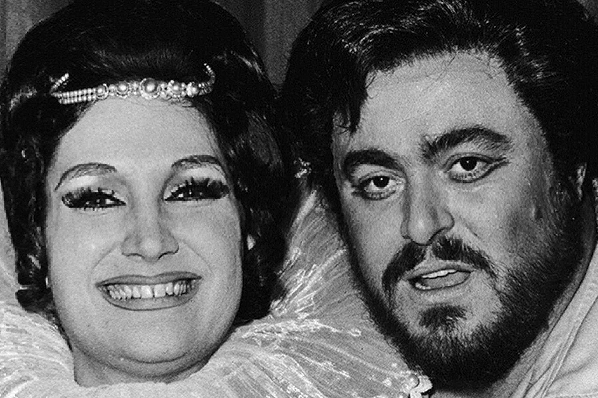 Edda Moser mit Luciano Pavarotti nach einer Aufführung von Lucia di Lammermoor an der Hamburgischen Staatsoper, 1975