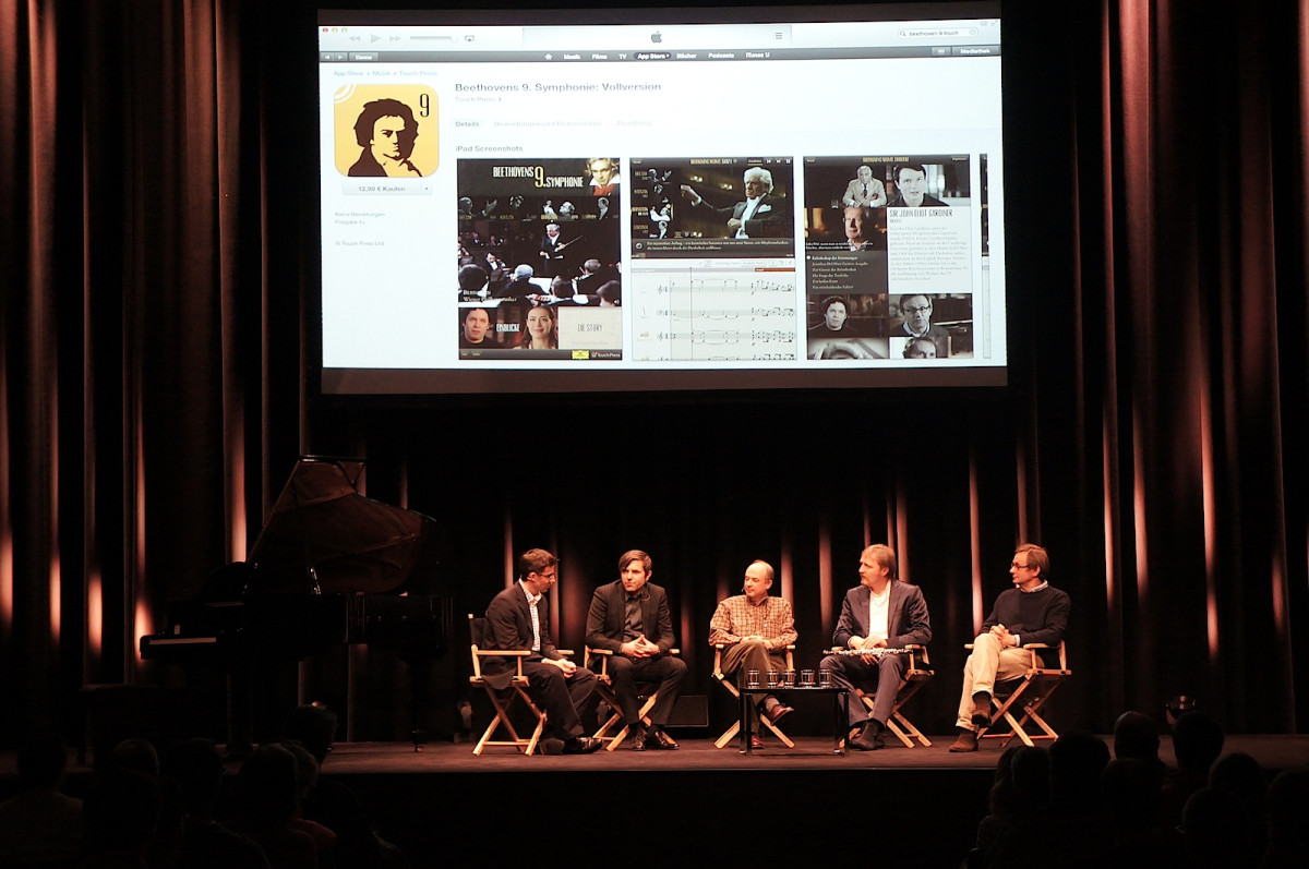 Die Experten präsentieren die App "Beethoven 9": Ruppert Wagg und Stephan Steigleder (Deutsche Grammophon), Max Whitby (Touch Press), Albrecht Mayer und Simon Halsey.